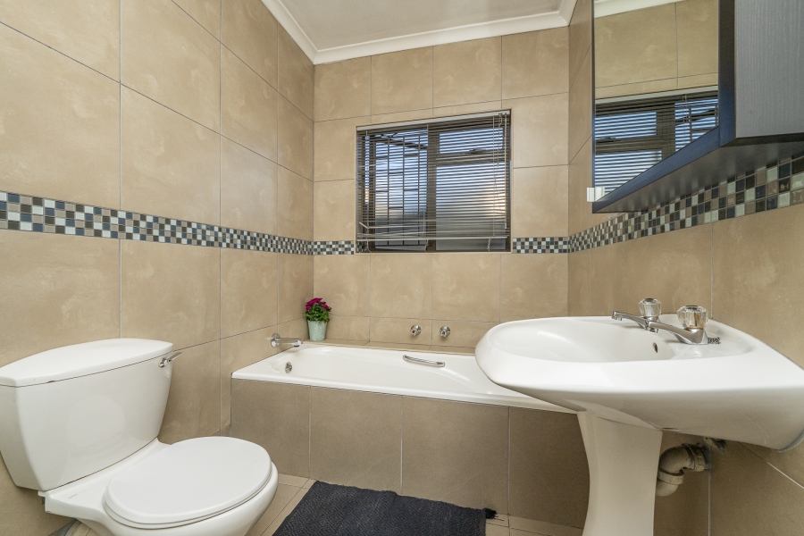 5 Bedroom Property for Sale in Protea Heights Western Cape